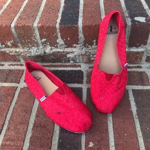 Corky’s slip on spot on right shoe. See pics
Size 9